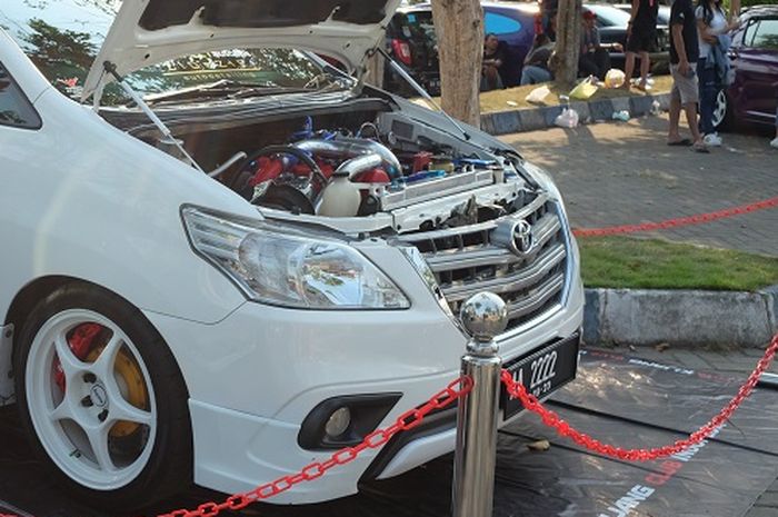 Modifikasi Toyota Kijang Innova putih dari Magelang