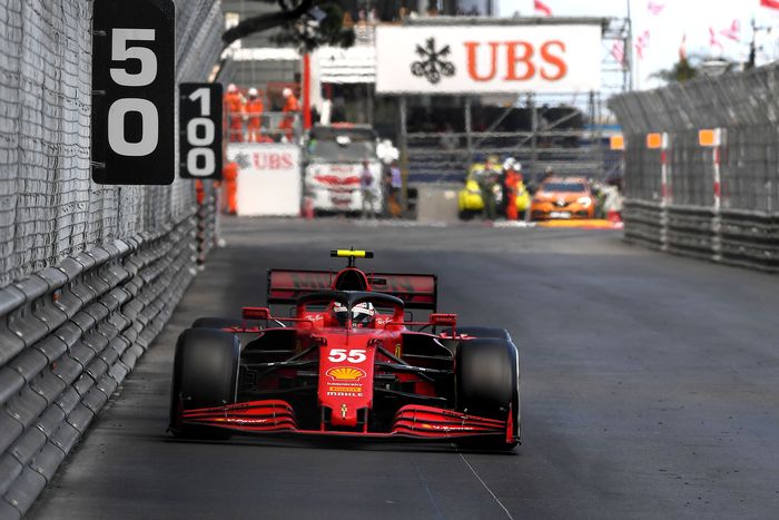 Carlos Sainz merasa punya tanggung jawab untuk menyelamatkan tim Ferrari di balap F1 Monako 2021