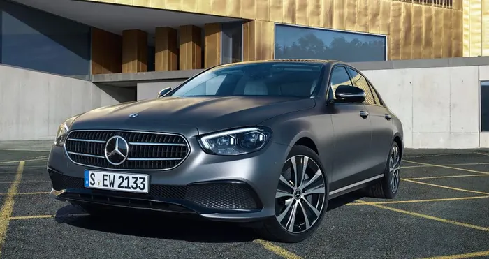 Mercedes-Benz E300 AMG Line Facelift menggunakan mesin 1.991 cc 4-silinder segaris