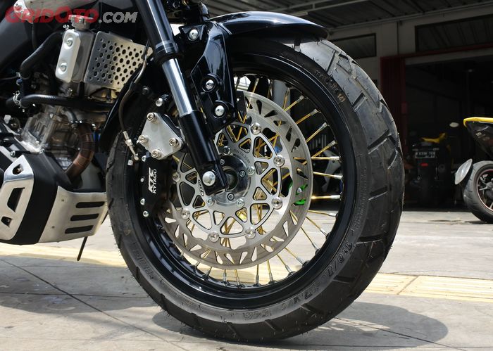 Area kaki depan Yamaha XSR 155 milik FATMOTORSPORT. Sudah diubah ke jari-jari.