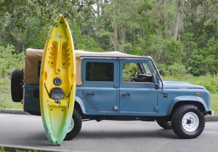 Restomod Land Rover Defender kembali segar usung gaya anak pantai