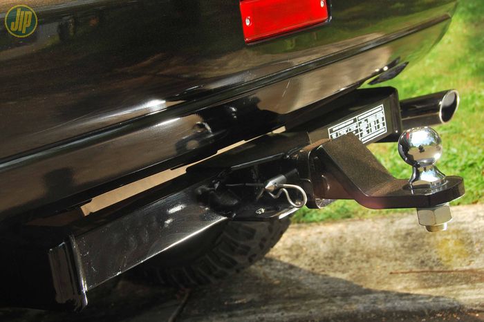 Bagian belakang Nissan X-Trail dipasangi Towing Bar custom mirip kepunyaan Jeep Cherokee. 