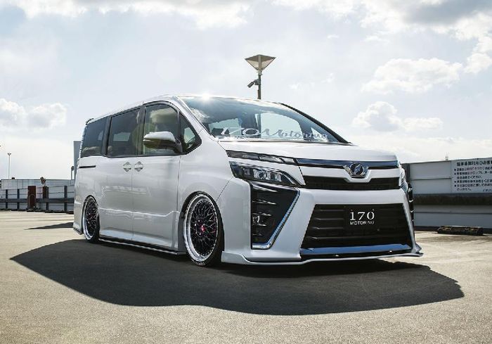 Modifikasi Toyota Voxy tampil sporty memasok body kit minimalis
