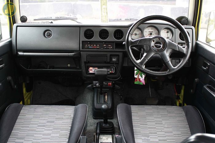  Dari mulai dasbor, trim interior, hingga jok Suzuki Jimny JB32 ini ikutan diganti dengan yang lebih fresh dari hasil perburuan. 