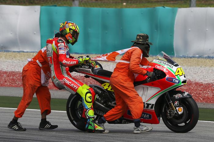 Flashback! moment lucu saat motor Valentino Rossi hampir 'dicuri' petugas marshal di balapan MotoGP Malaysia 2012