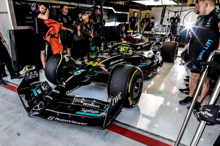 Lewis Hamilton saat sesi latihan bebas pertama (FP1) F1 Bahrain 2023, tim Mercedes masih lebih lambat dari mobil tim Red Bull