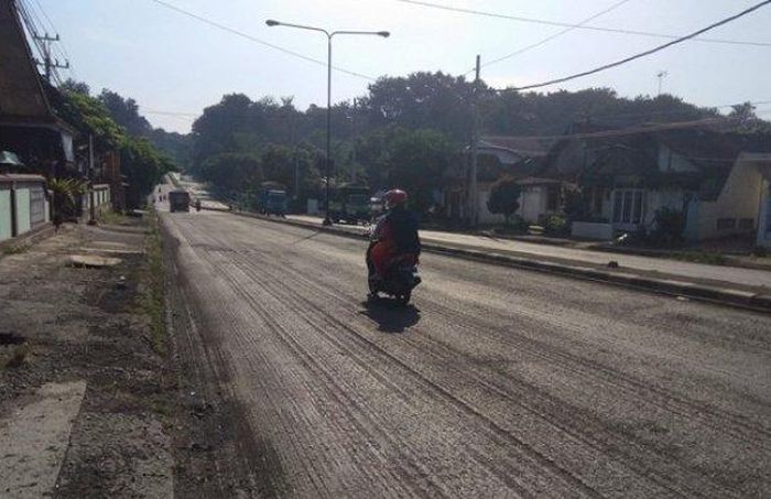 Perbaikan Jalan Raya Pantura Batang-Pekalongan tepatnya di wilayah Subah Kabupaten Batang, Senin (13/5/2019).