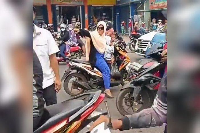 Seorang ibu-ibu pengendara di Bogor malah marah-marah saat ditegur warga karena melawan arus. 