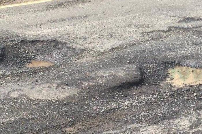 Foto close up lubang yang ada di Jalan Pantura Semarang-Demak.