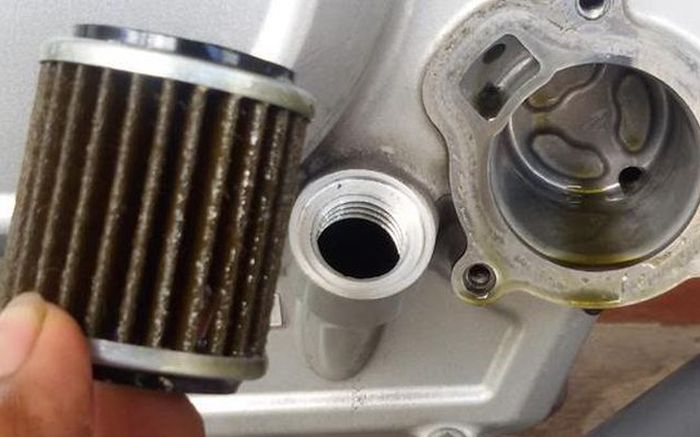 Ilustrasi filter oli mesin motor