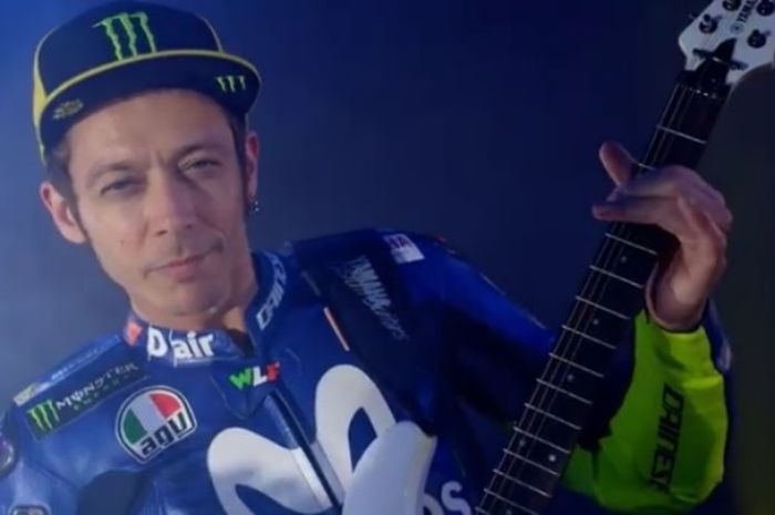 Valentino Rossi didaulat memainkan alat musik gitar, keyboard dan drum di acara launching tim Movistar Yamaha MotoGP