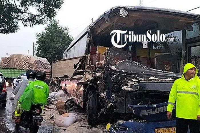Bus Rajawali mandi ampas tahu di Boyolali. Berawal benturan kuat dengan truk
