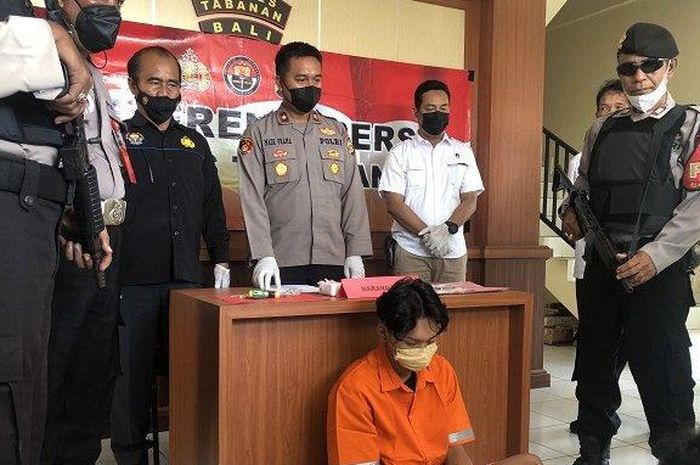 Tersangka Kadek Nanda saat berada di Mapolsek Tabanan, karena aksi pencurian sepeda motor RX King, Senin 12 Desember 2022. 