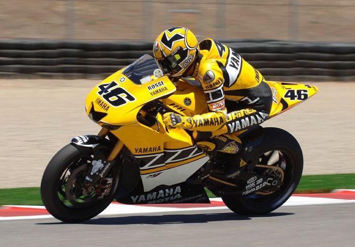 Yamaha merayakan ulang tahunnya yang ke-50 dengan menggunakan livery klasik bertema Speed Block