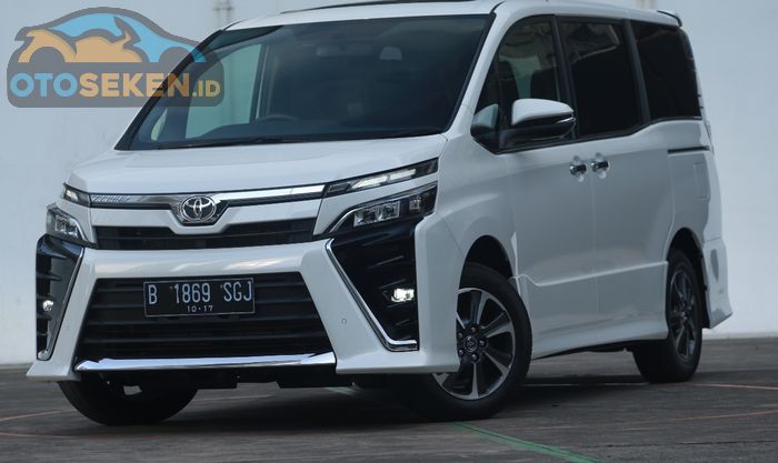 Pelek bawaan Toyota Voxy berukuran 16 inci