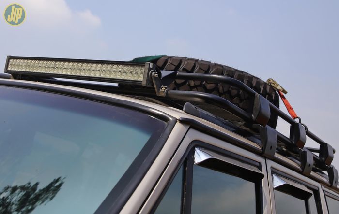 Mensiasati keterbatasan ruang, ban serep dipindah ke roof rack custom. Ruang barang untuk Jeep Cherokee ini jadi lebih lega.