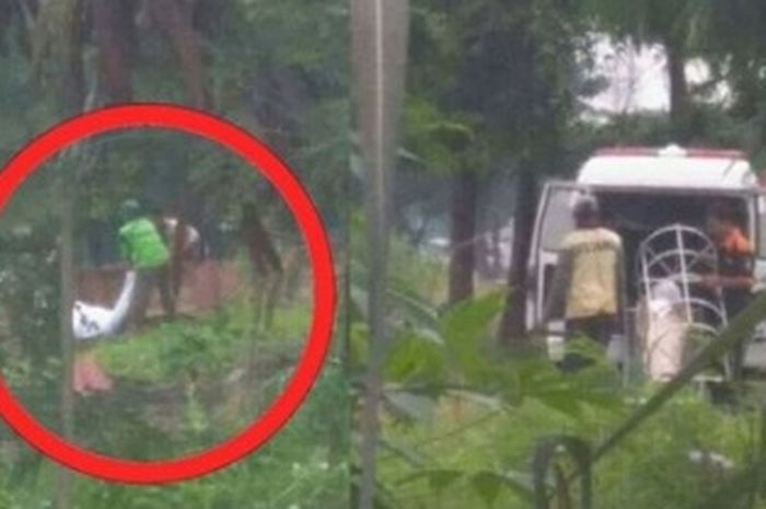 Mobil ambulas tampak mengeluarkan mayat dan hendak membuangnya