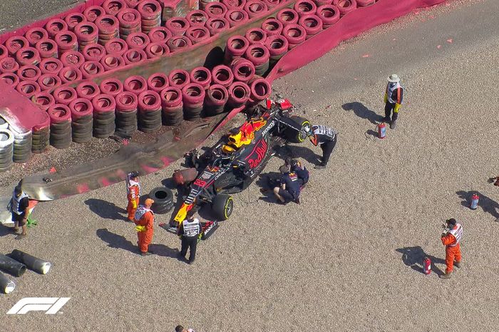 Max Verstappen crash di lap pertama F1 Inggris 2021