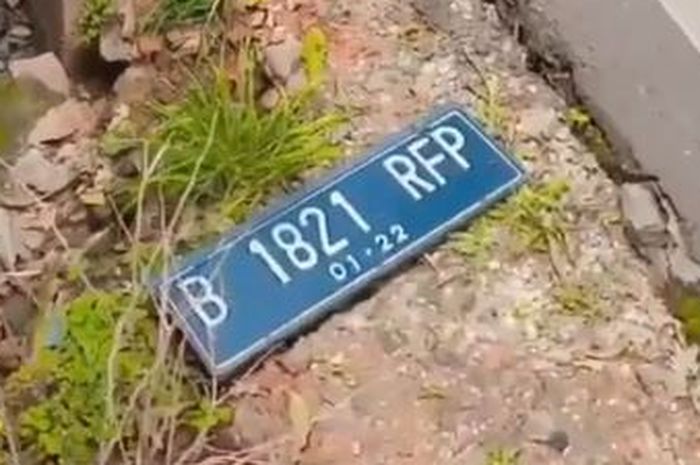 Pelat nomor B 1821 RFP yang digunakan Toyota Avanza saat kecelakaan tabrak pohon di Kemang Raya Timur, Bangka, Mampang Prapatan, Jakarta Selatan