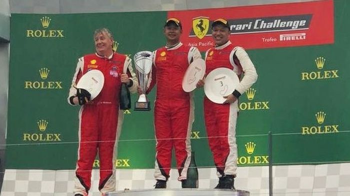 Pembalap Indonesia, Rama Danindro (tengah) dan Renaldi Hutasoit (kanan) menapaki podium utama dan ketiga di Ferrari Challenge APAC di Australia