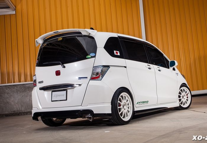 Tampilan belakang modifikasi Honda Freed juga dikemas versi hybrid