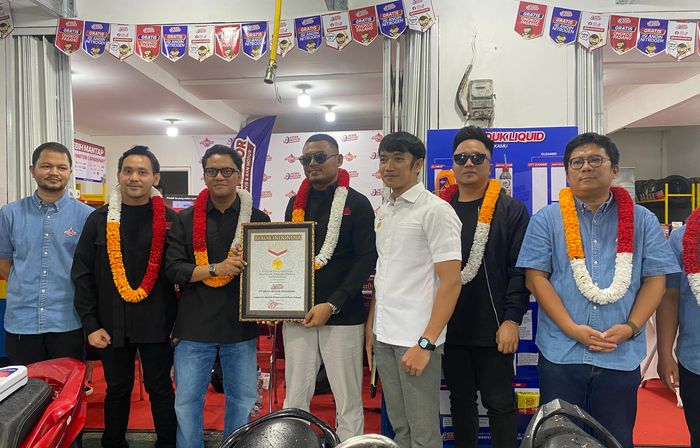Dewa Motor x Federal Oil catatkan rekor MURI dengan melakukan servis dan ganti oli motor untuk 10.100 orang
