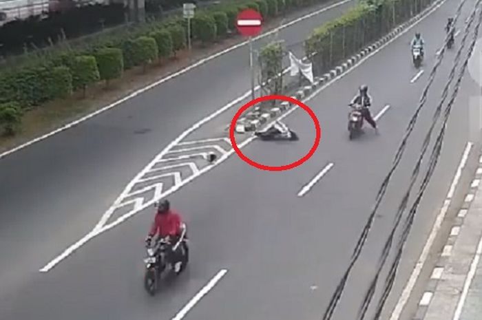 Jambret beraksi dan menewaskan perempuan di fly over Cempaka Putih.
