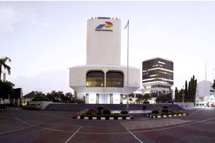 Pertamina membuka lowongan untuk fresh graduate