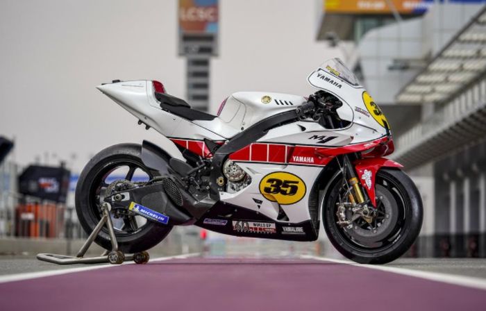 Yamaha YZR-M1 dengan livery Yamaha 60th Anniversary