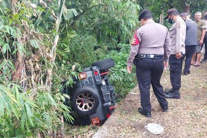 Jeep Wrangler Rubicon rebahan di semak-semak 