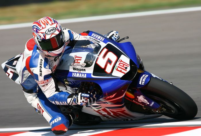 Colin Edwards berseragam pabrikan Yamaha pada tahun 2005 hingga 2007