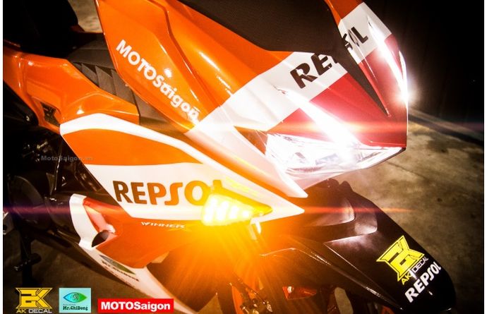 Tulisan repsol berukuran cukup besar di bodi depan dan sayap samping serta lampu sein berganti model tempel aftermarket