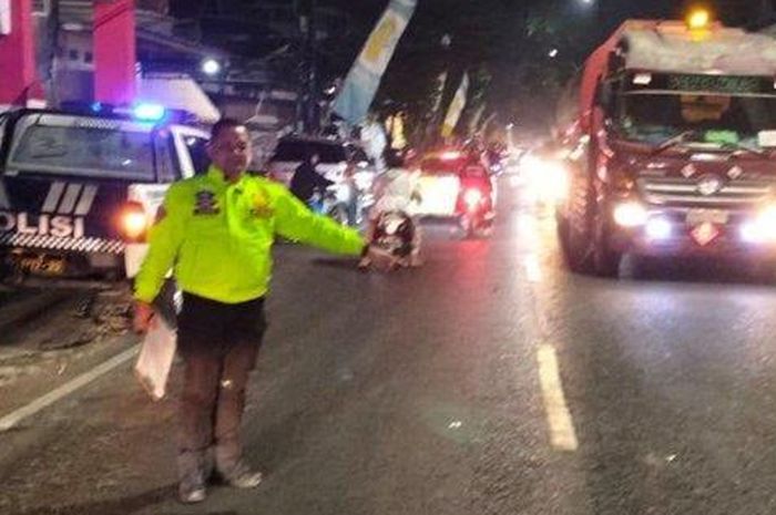 Ford Laser bikin tiga orang sekaligus luka tangan dan kaki. Polisi beberkan kronologinya