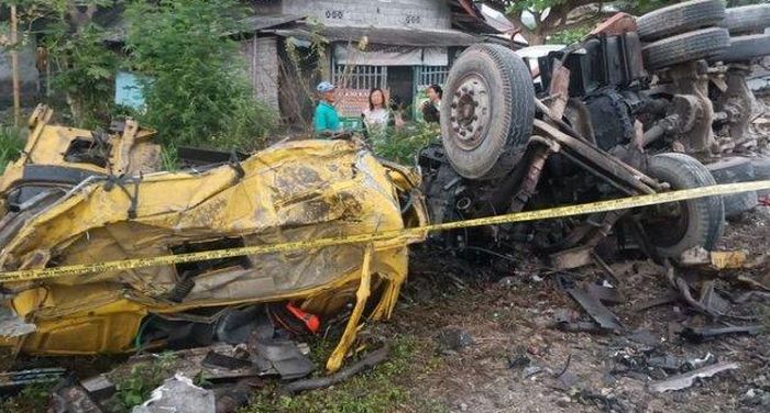 Truk molen ringsek diterjang kereta api 