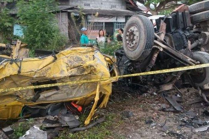 Truk molen ringsek diterjang kereta api 