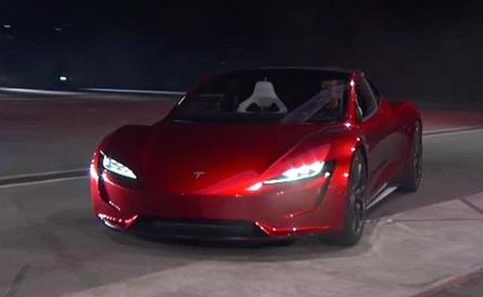 Tampilan Tesla Roadster saat launching pada hari Kamis (16/11) di bandara Hawthorne, Amerika Serikat