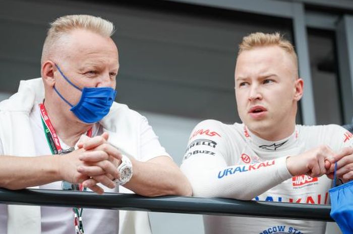 Pengusaha Rusia, Dmitry Mazepin menemani putranya, Nikita Mazepin yang di tahun 2021 balapan untuk tim Haas