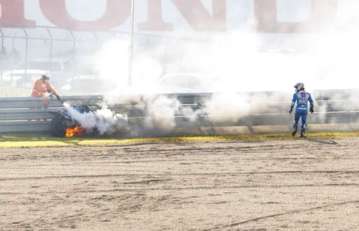 Takuya Tsuda menyaksikan motor Suzuki GSX-RR miliknya terbakar saat balapan di MotoGP Jepang 2022