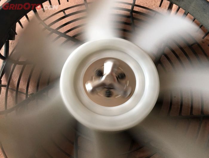 Pastikan kipas AC bisa berputar tanpa hambatan dan gesekan