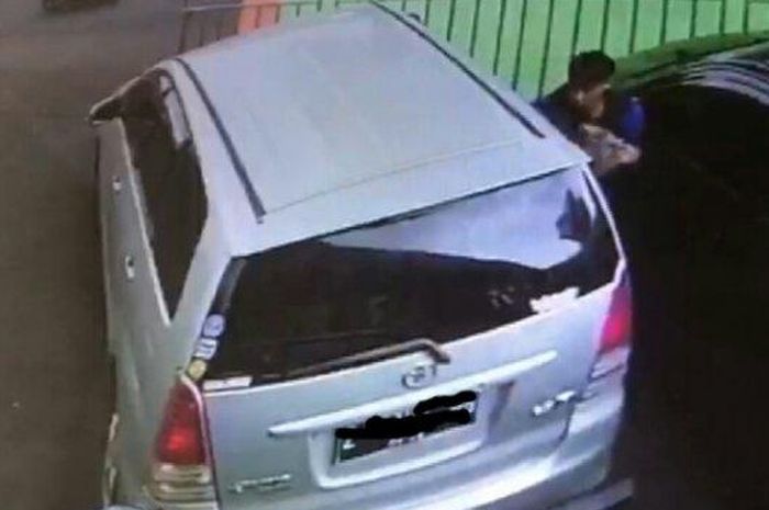 Pelaku terekam CCTV saat beraksi mencuri dengan memecah kaca mobil di Puskesmas Tinewati, Singaparna, Kabupaten Tasikmalaya, Selasa (21/7/2020)