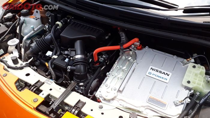 Ruang mesin Nissan Note terlihat padat