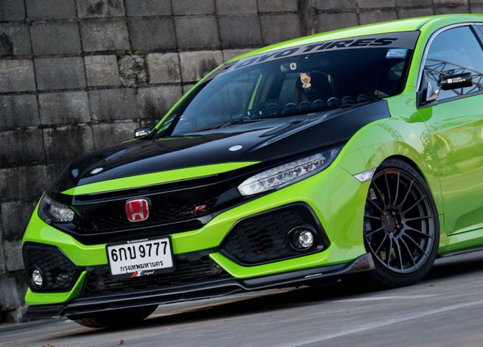 Modifikasi Honda Civic Turbo berkelir hijau ini dihiasi part bodi serat karbon