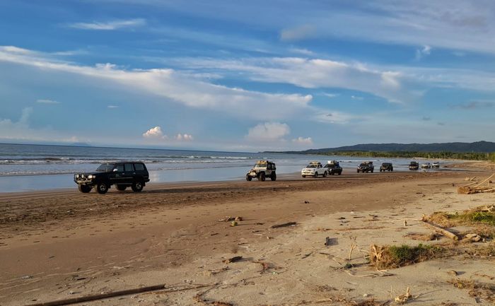 Peserta Indonesia 4x4 Overland menyusuri pantai disekitar Banten