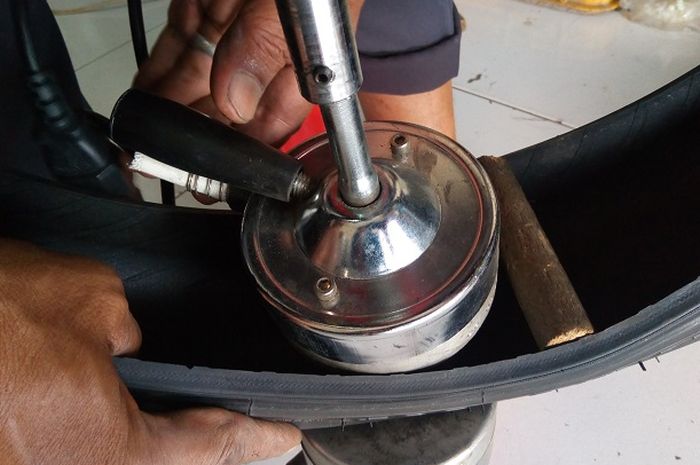 Cara baru lebih aman buat tambal ban tubeless, sekarang tidak perlu pakai main tusuk