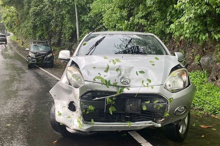 Daihatsu Ayla dan Toyota Rush digebrak ketika lagi enak-enak melaju di jalan raya