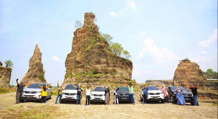 Komunitas I'm Sorento berfoto di Brown Canyon, Semarang.