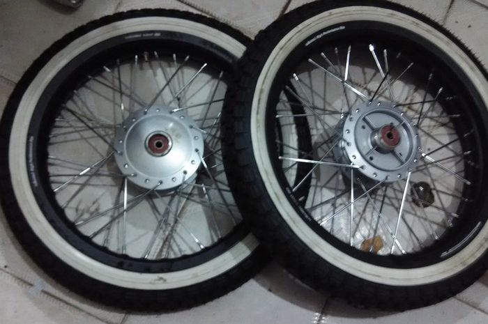 Ilustrasi ban motor dengan pelek jari jari