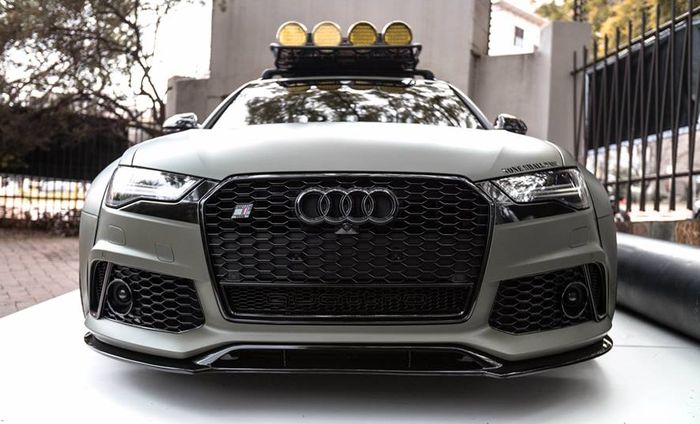 Tampilan depan Audi RS6 dibungkus warna hitam