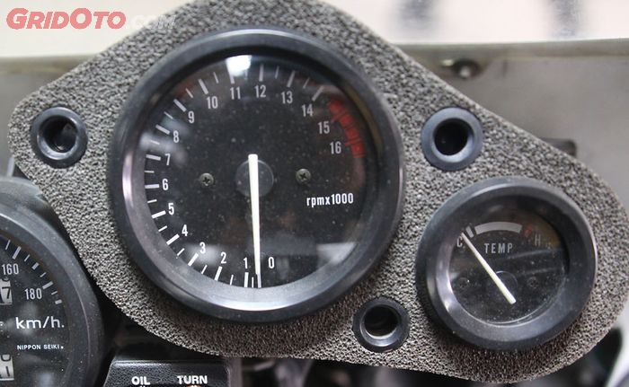 Ilustrasi tachometer dengan angka rpm