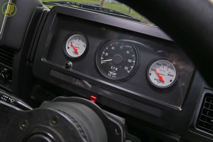 Posisi speedometer dan RPM aslinya kena sentuhan custom. Digantikan dengan piranti aftermarket 